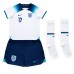 Camiseta Inglaterra Bukayo Saka #17 Primera Equipación para niños Mundial 2022 manga corta (+ pantalones cortos)